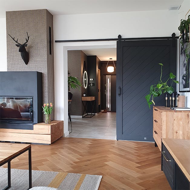parquet et meubles en bois et portes coulissantes en bois noir dans le salon