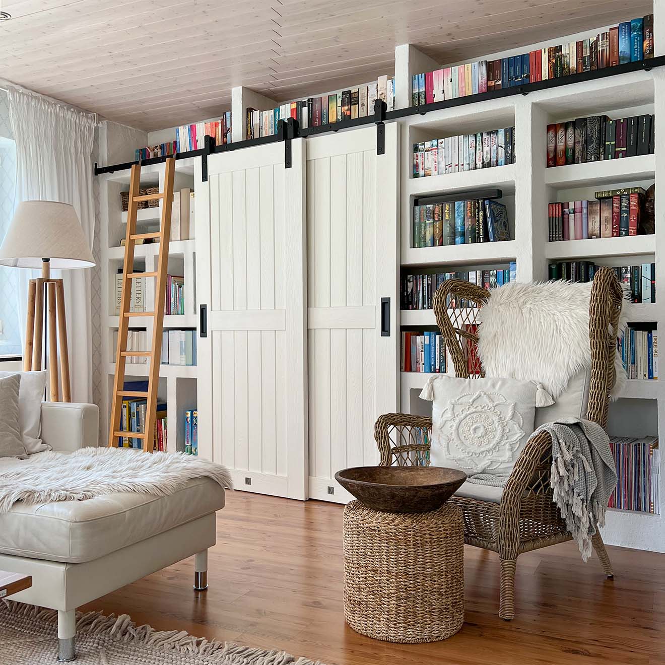 Bibliothek im Wohnzimmer