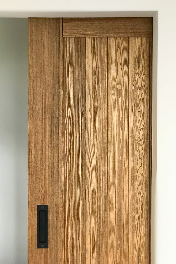 porte coulissante en bois, porte miroir, miroir coulissant, système de porte coulissante, poignée de porte coulissante