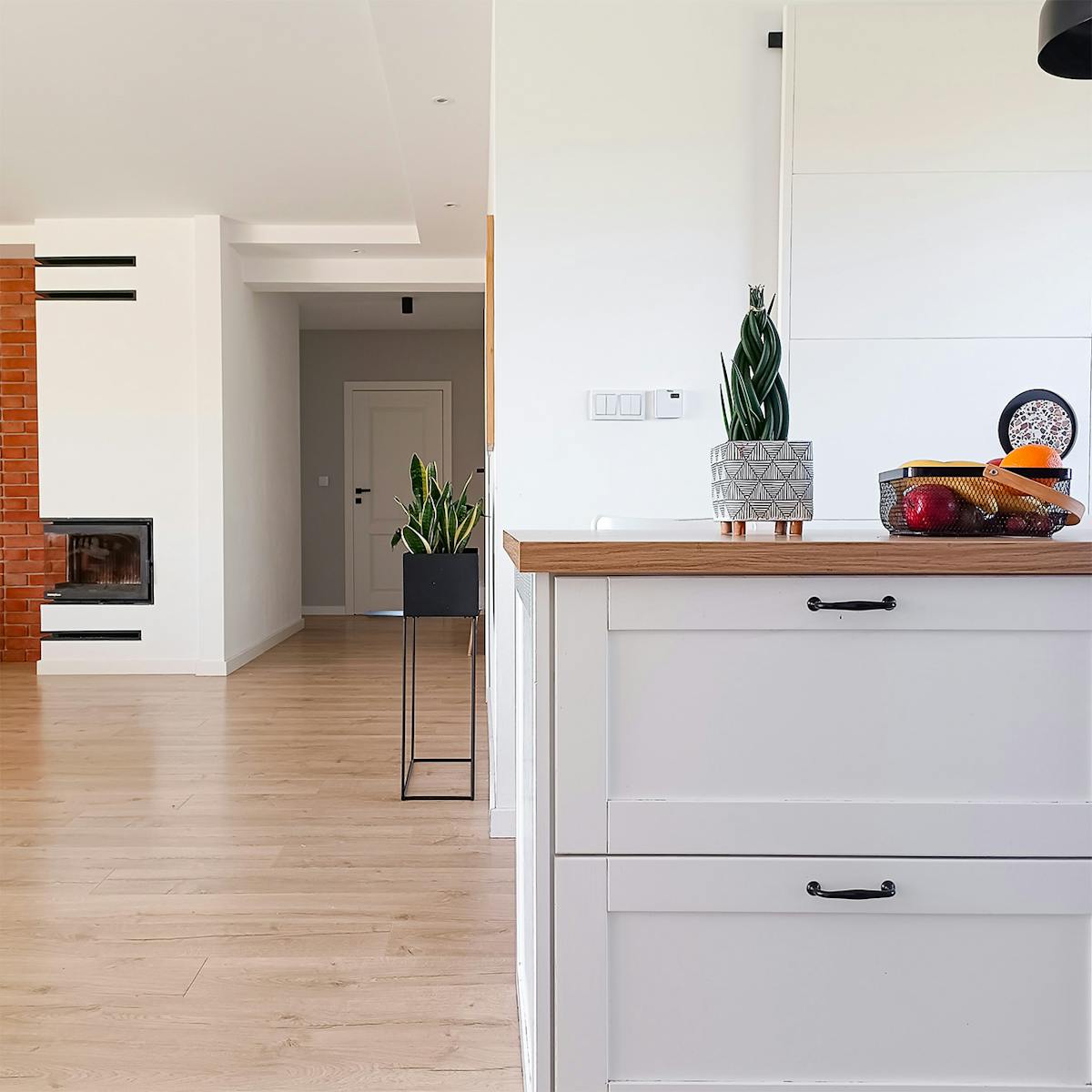 Küche offen zum Wohnzimmer, weiß und Holz