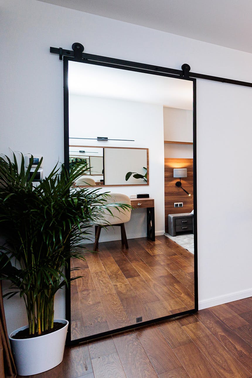 duże lustro przesuwne w czarnej metalowej ramie