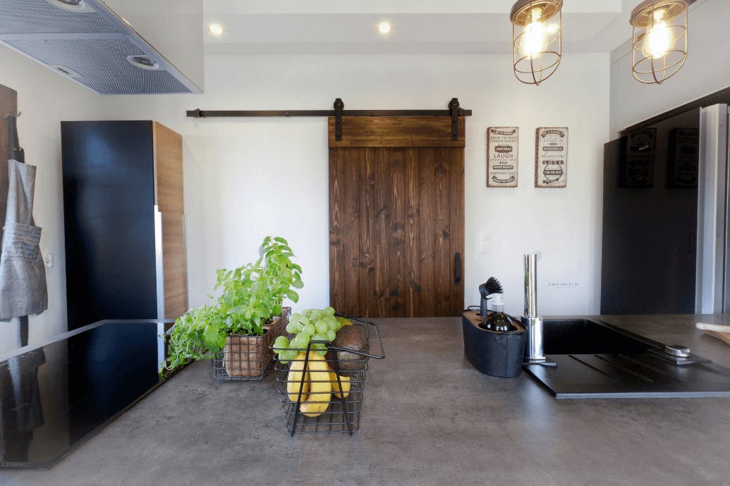 portes coulissantes au garde-manger dans la cuisine spacieuse