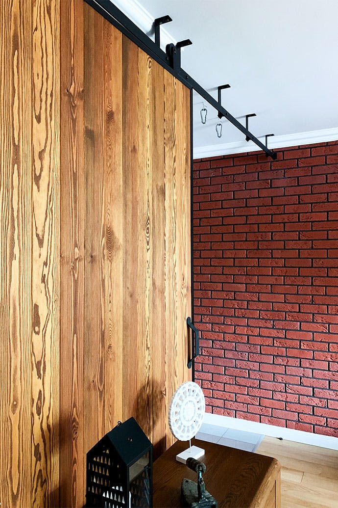 grandes portes coulissantes dans un cadre métallique dans le contexte d'un mur de briques