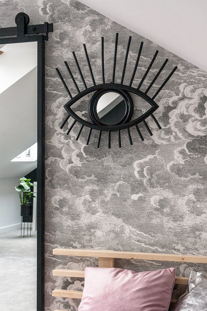 miroir pour les yeux en métal d'origine sur le mur gris
