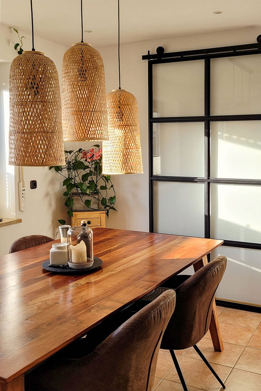 rattanowe lampy wiszące nad stołem w jadalni