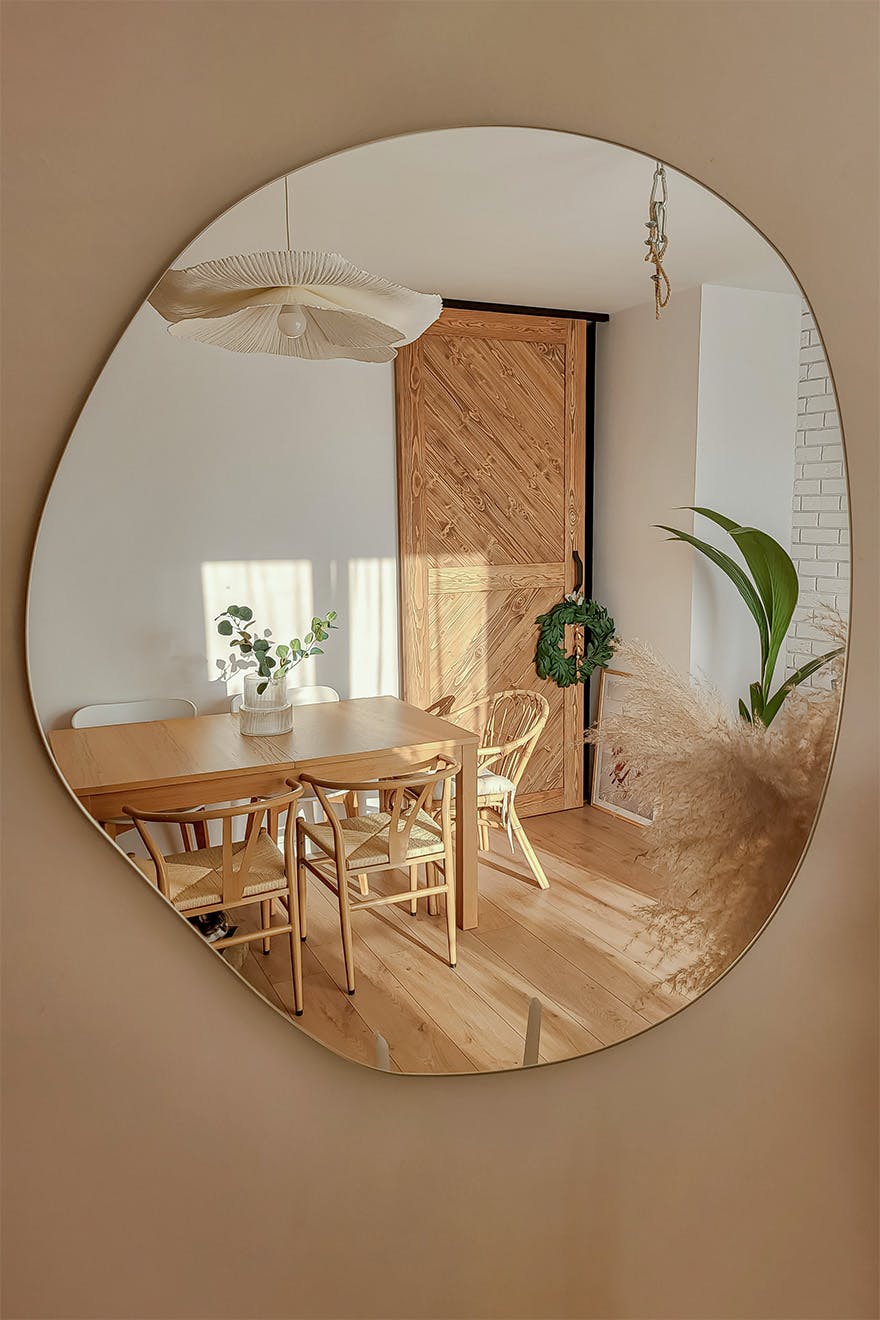image miroir montrant des portes coulissantes en bois et une table à manger