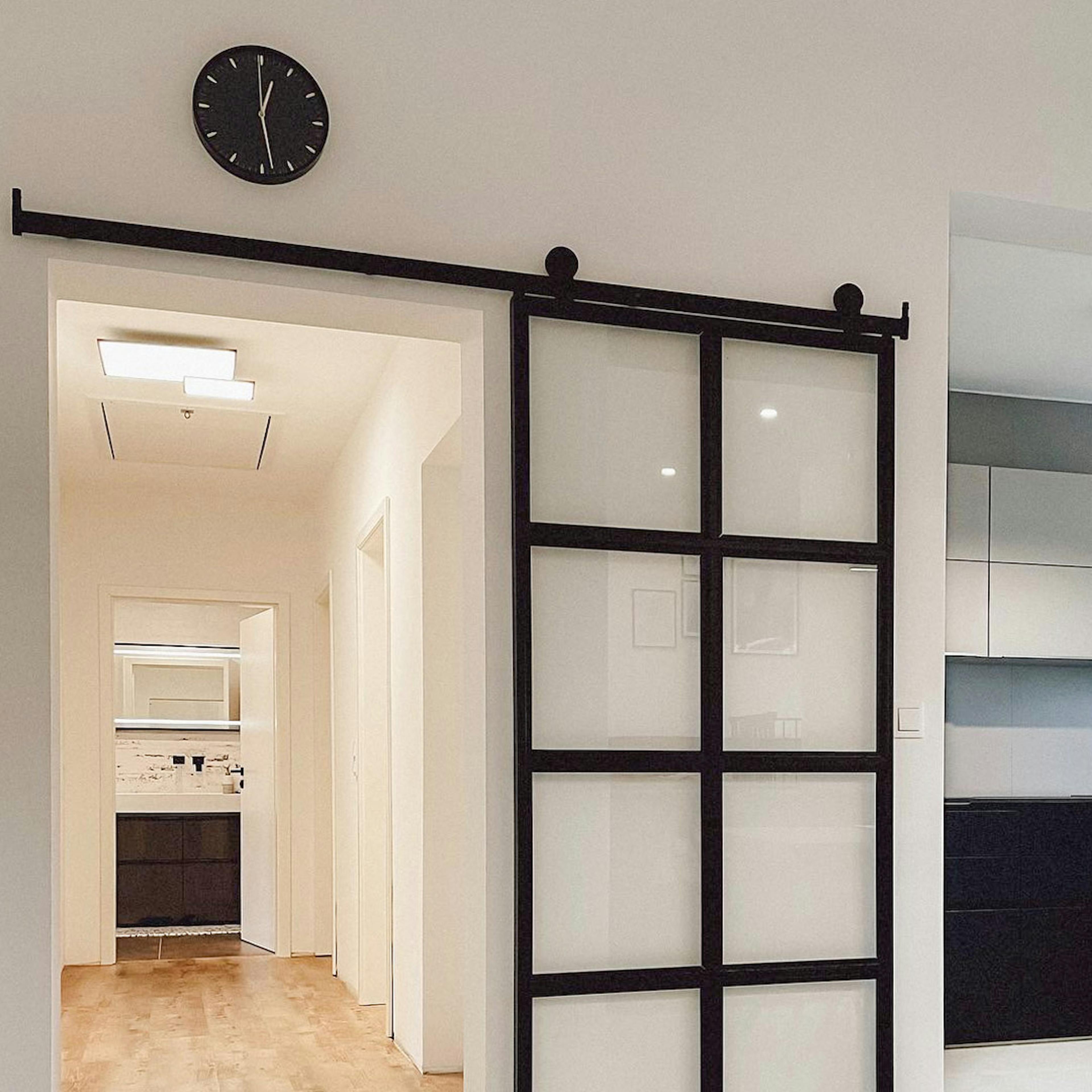 Portes coulissantes en verre fermant le couloir et séparant l'espace de vie de l'intérieur