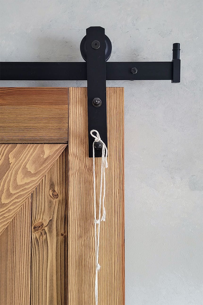 czarny system przesuwny do drewnianych drzwi