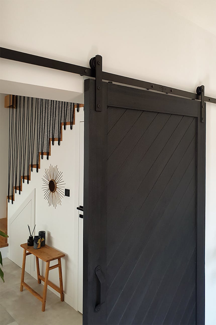 czarne drzwi przesuwne, rolki do drzwi przesuwnych