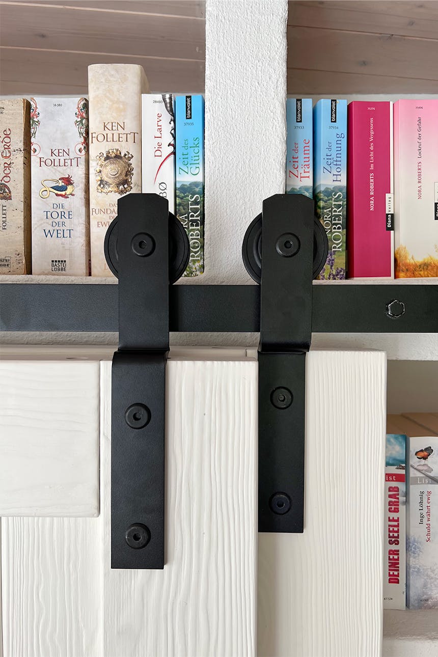 czarny system przesuwny do drzwi naprzemiennych