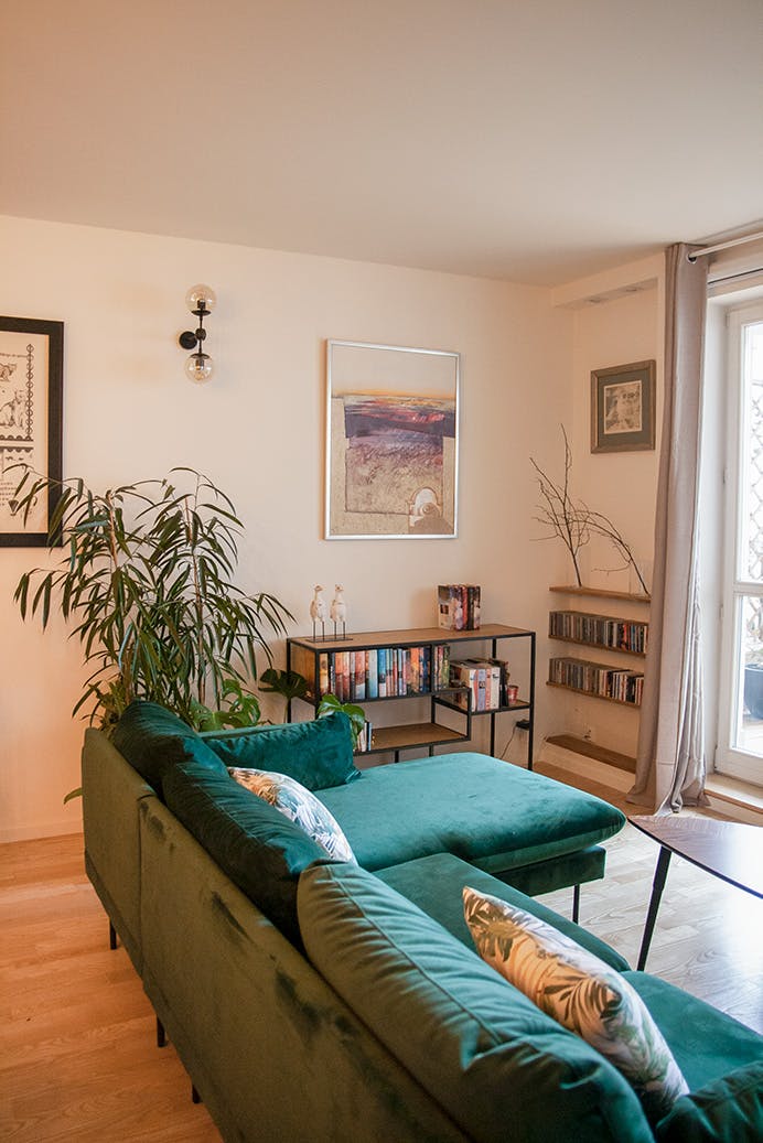 grand canapé de couleur vert bouteille