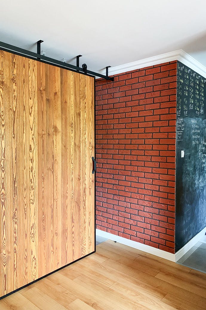 grandes portes coulissantes dans un cadre métallique dans le contexte d'un mur de briques