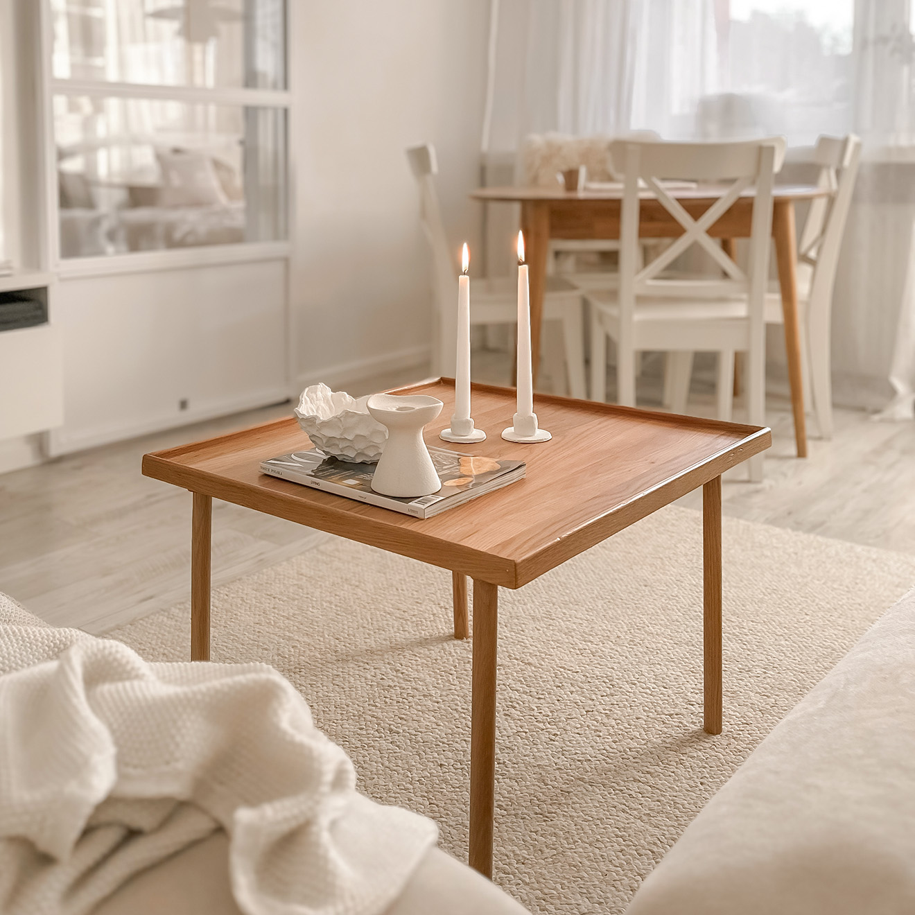 Dekorationen auf einem Holztisch im Wohnzimmer eines Wohnblocks