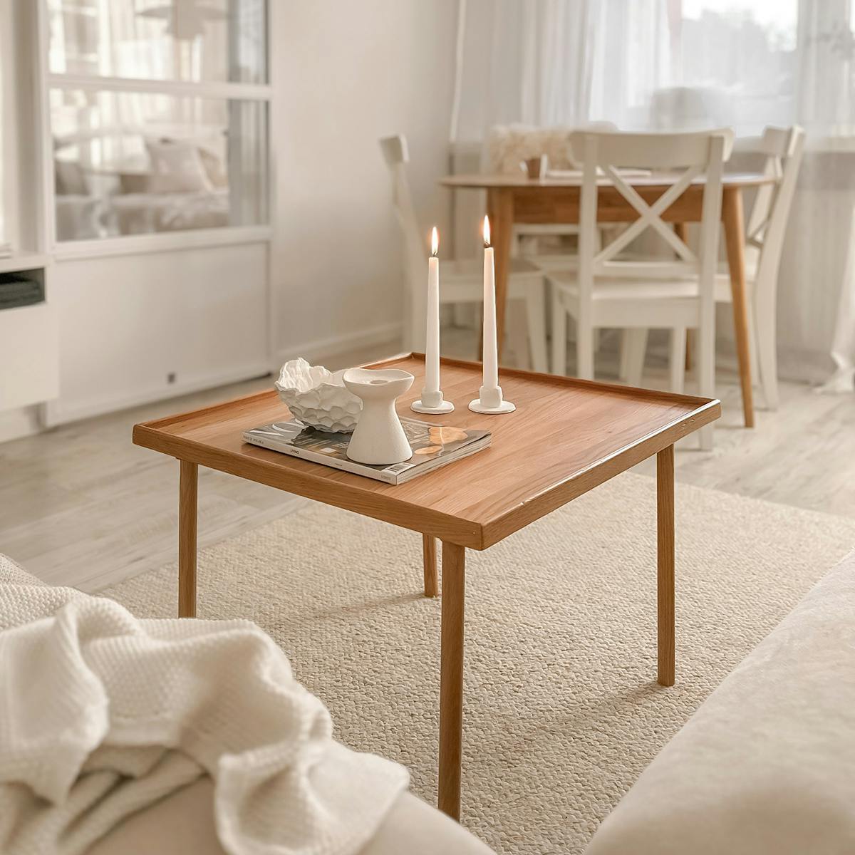 Dekorationen auf einem Holztisch im Wohnzimmer eines Wohnblocks