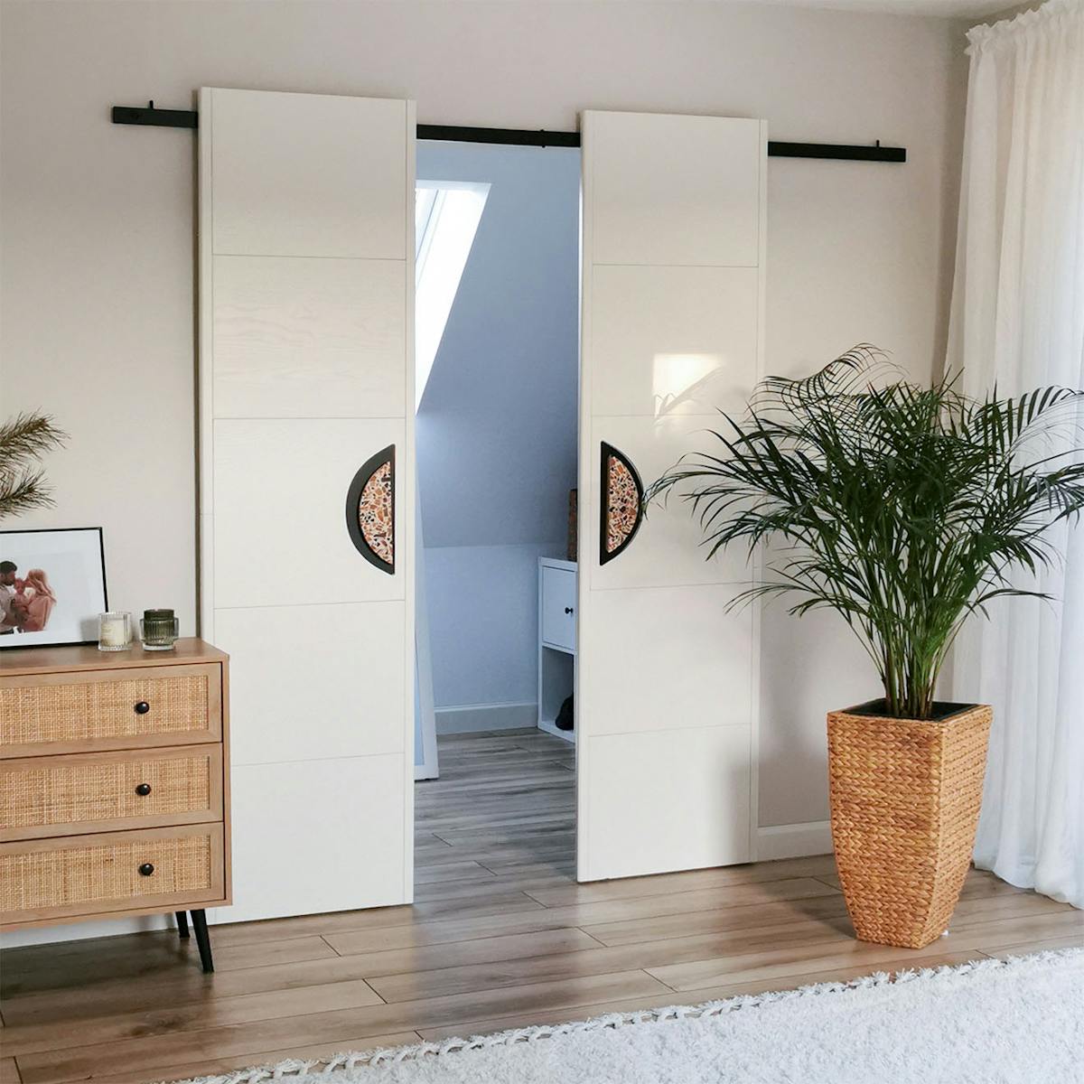 minimalistische Doppelschiebetüren mit großen Griffen für ein kleines Ankleidezimmer im Schlafzimmer