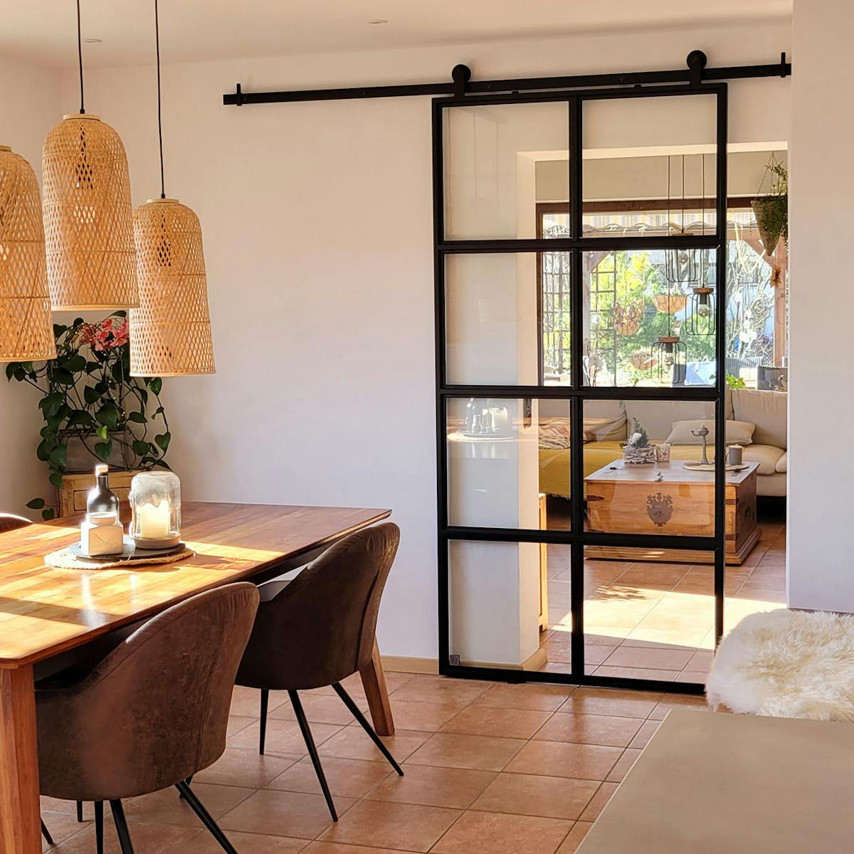 jadalnia połączona z salonem drzwiami przesuwnymi w stylu loft