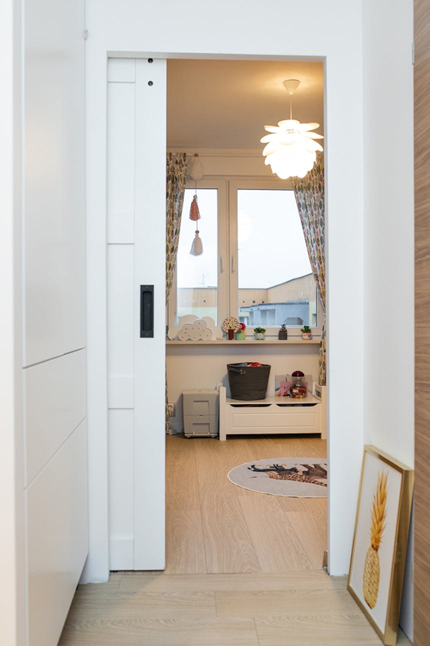 Schiebetüren in einem Wohnblock, Holzschiebetüren, weiße Schiebetüren, elegante Schiebetüren, Schiebetüren im Kinderzimmer, platzsparende Schiebetüren