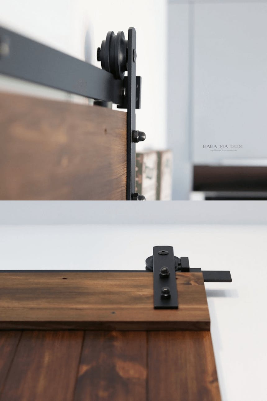 schwarzes Schiebesystem für Holztüren