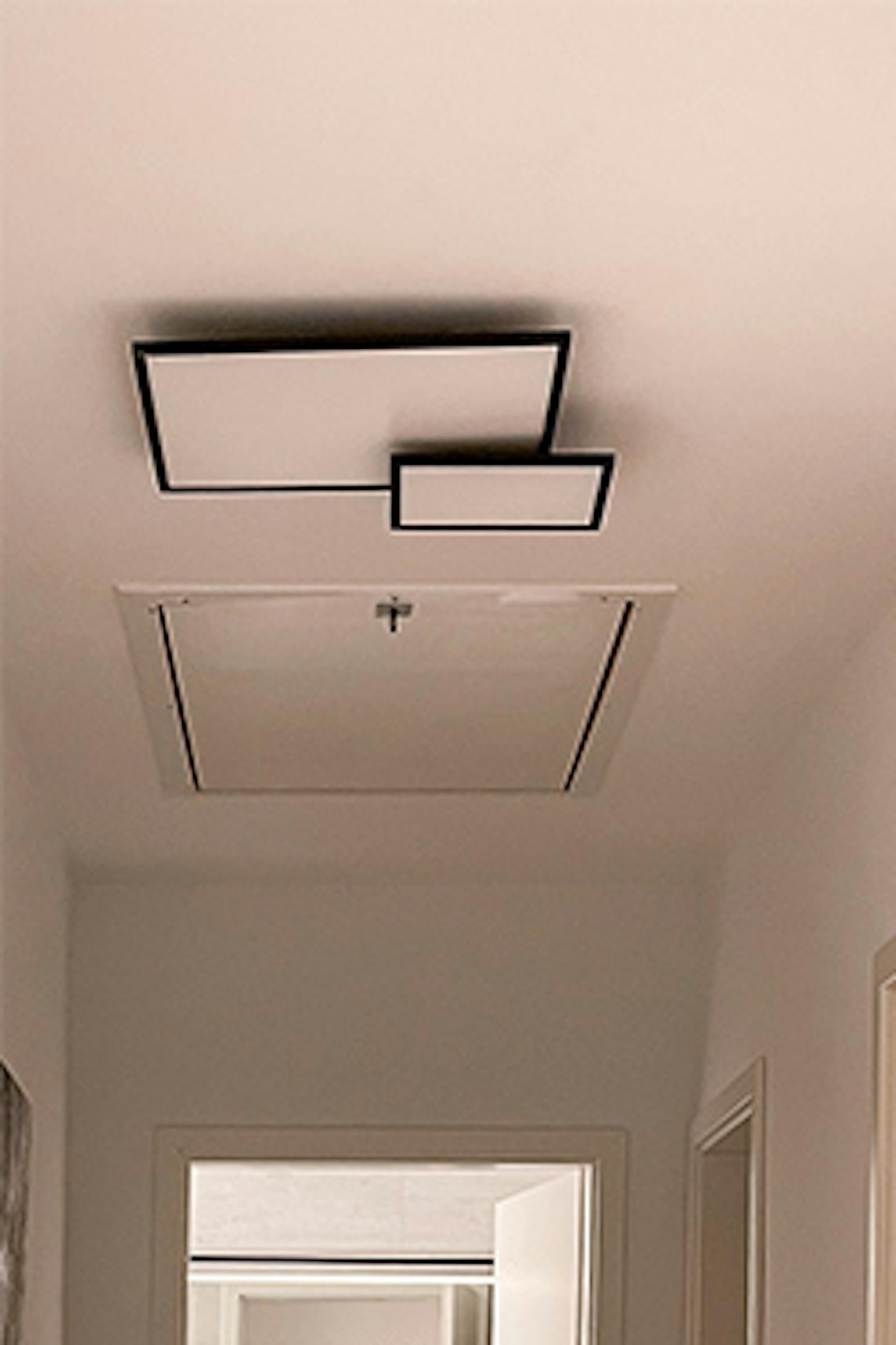 Un couloir au design minimaliste avec de petites décorations et des accessoires noirs