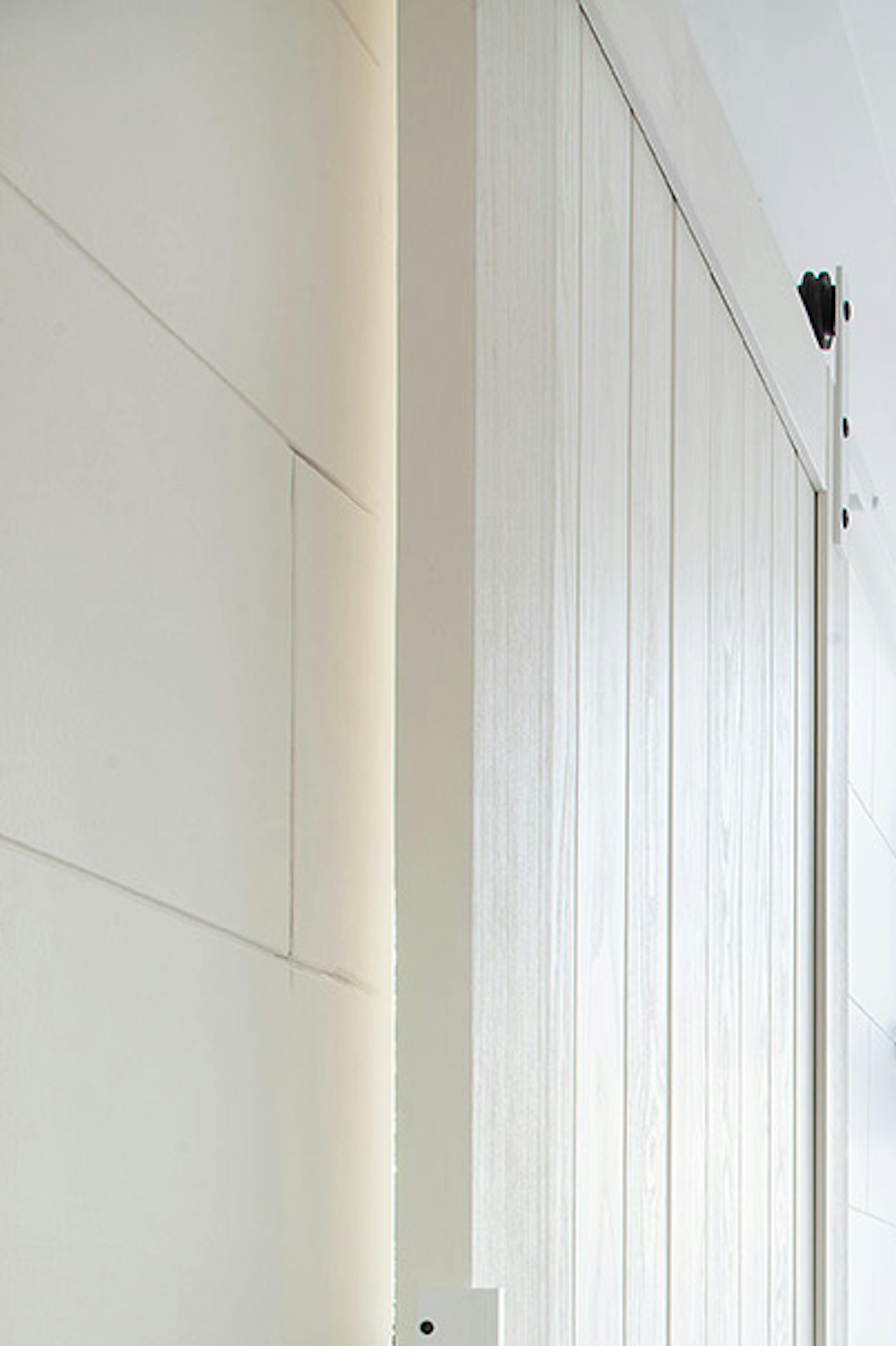 couloir étroit avec portes coulissantes blanches