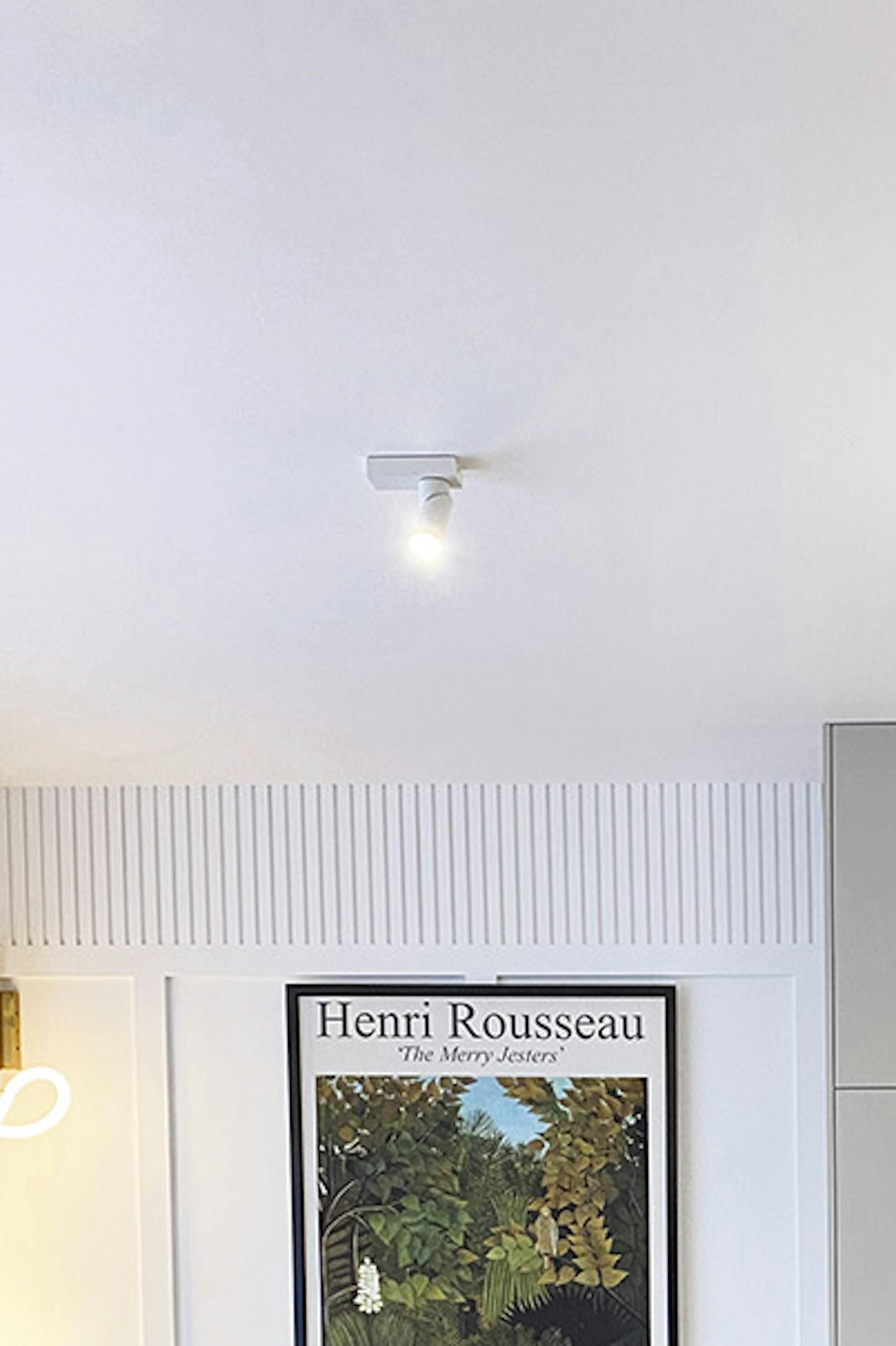 vue du salon combiné avec la salle à manger et la kitchenette dans un appartement moderne