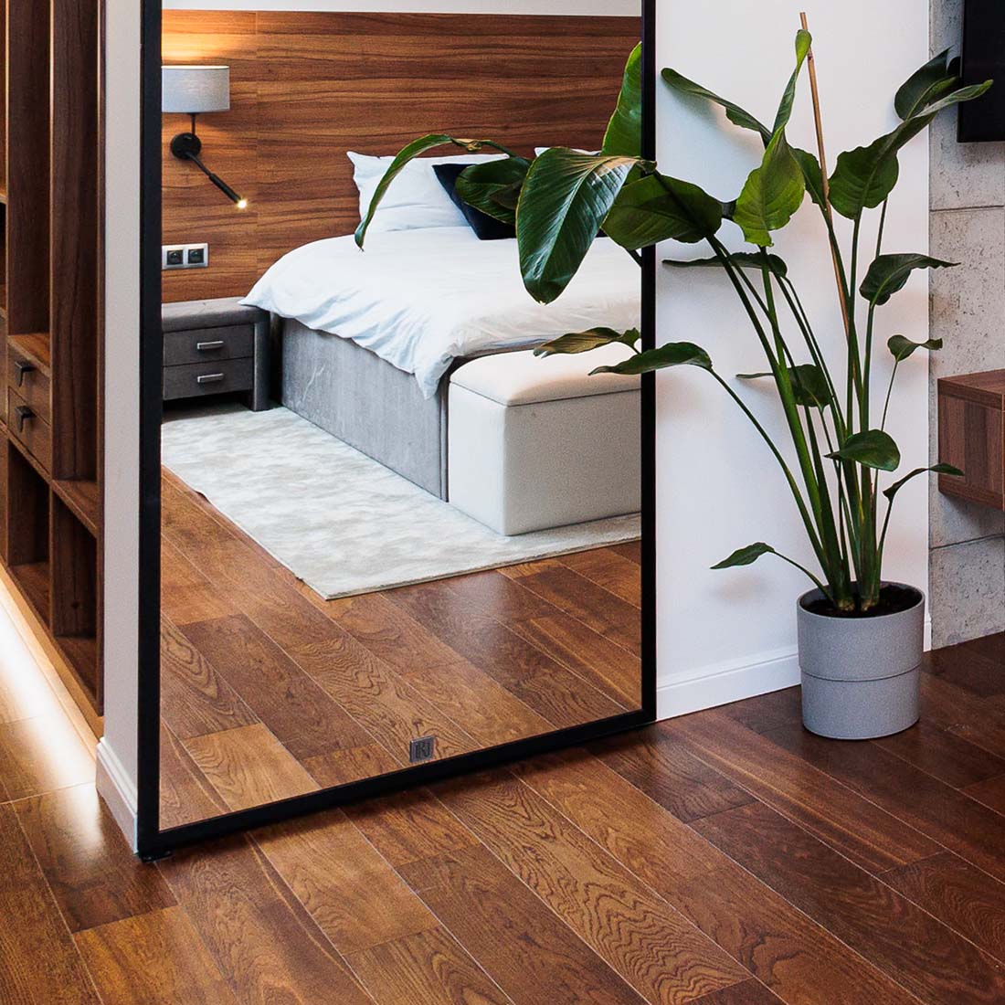 duże lustro w metalowej ramie w nowoczesnej sypialni