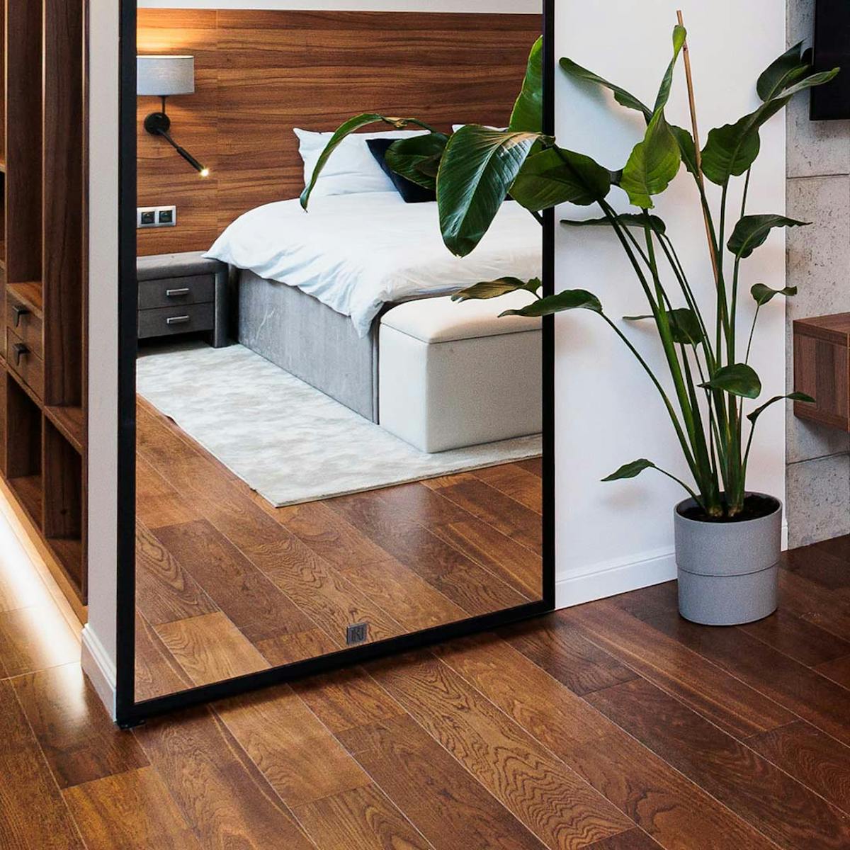 duże lustro w metalowej ramie w nowoczesnej sypialni