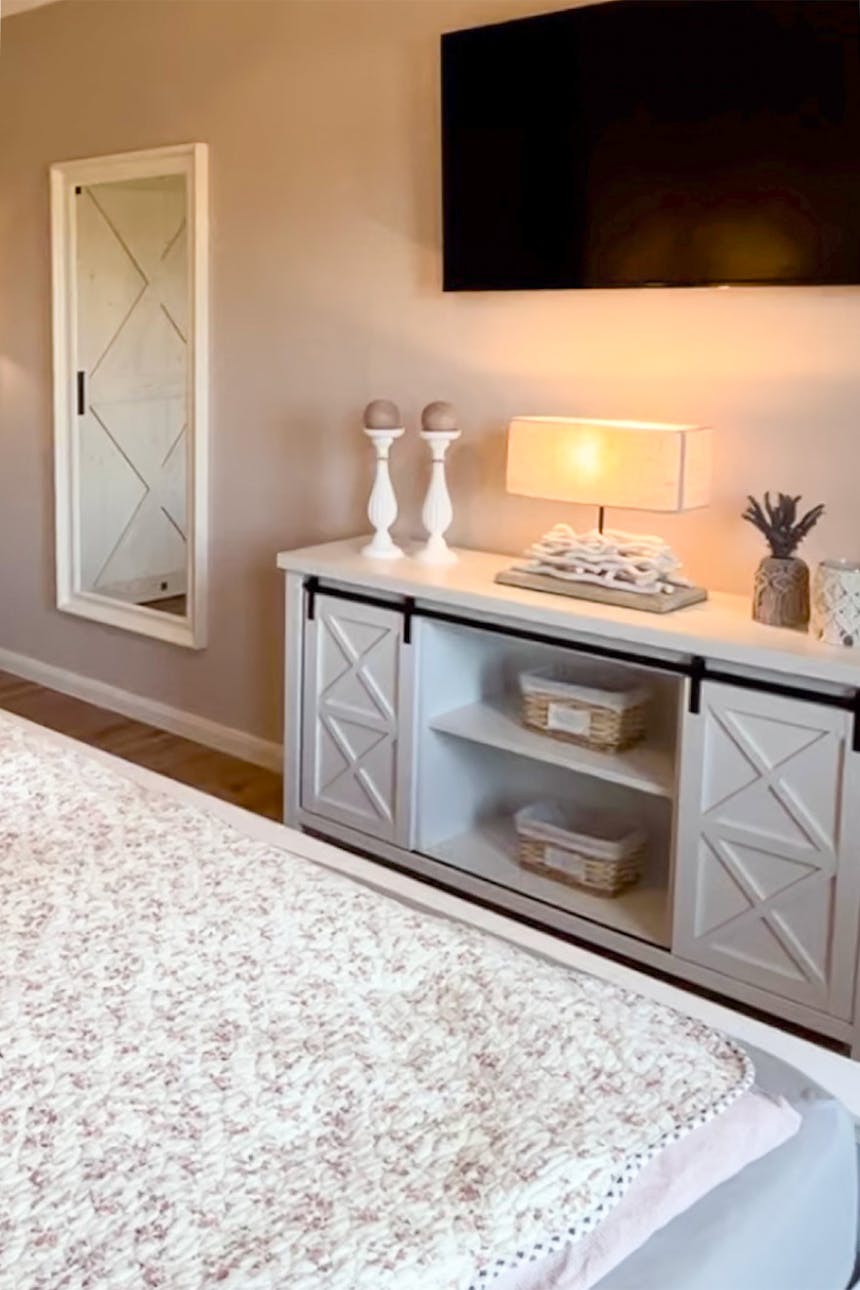 weißer rustikaler TV-Schrank im modernen Landhausstil