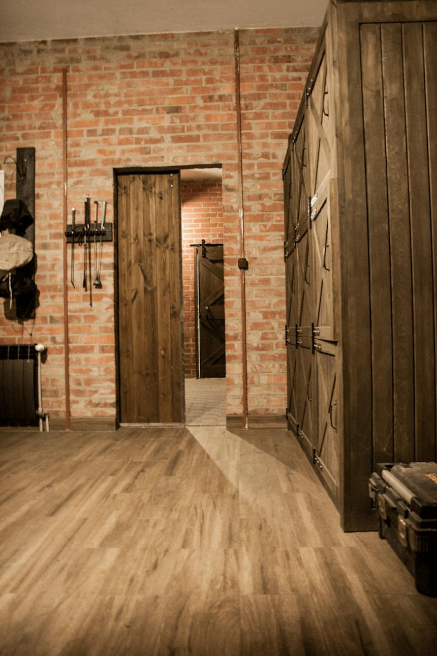 “Barn Door”-stil Schiebetüren, Schiebetür im Stallungen, Holztür, Massivholztür, Türen aus Kiefer, Innenausstattung der Stallungen