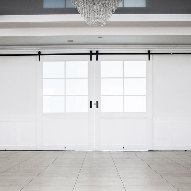 weiße Schiebetüren, Große Schiebetüren, Doppelschiebetür, Schiebetüren mit Glas, weiße Holztüren mit Glas, Eingang zum Ballsaal