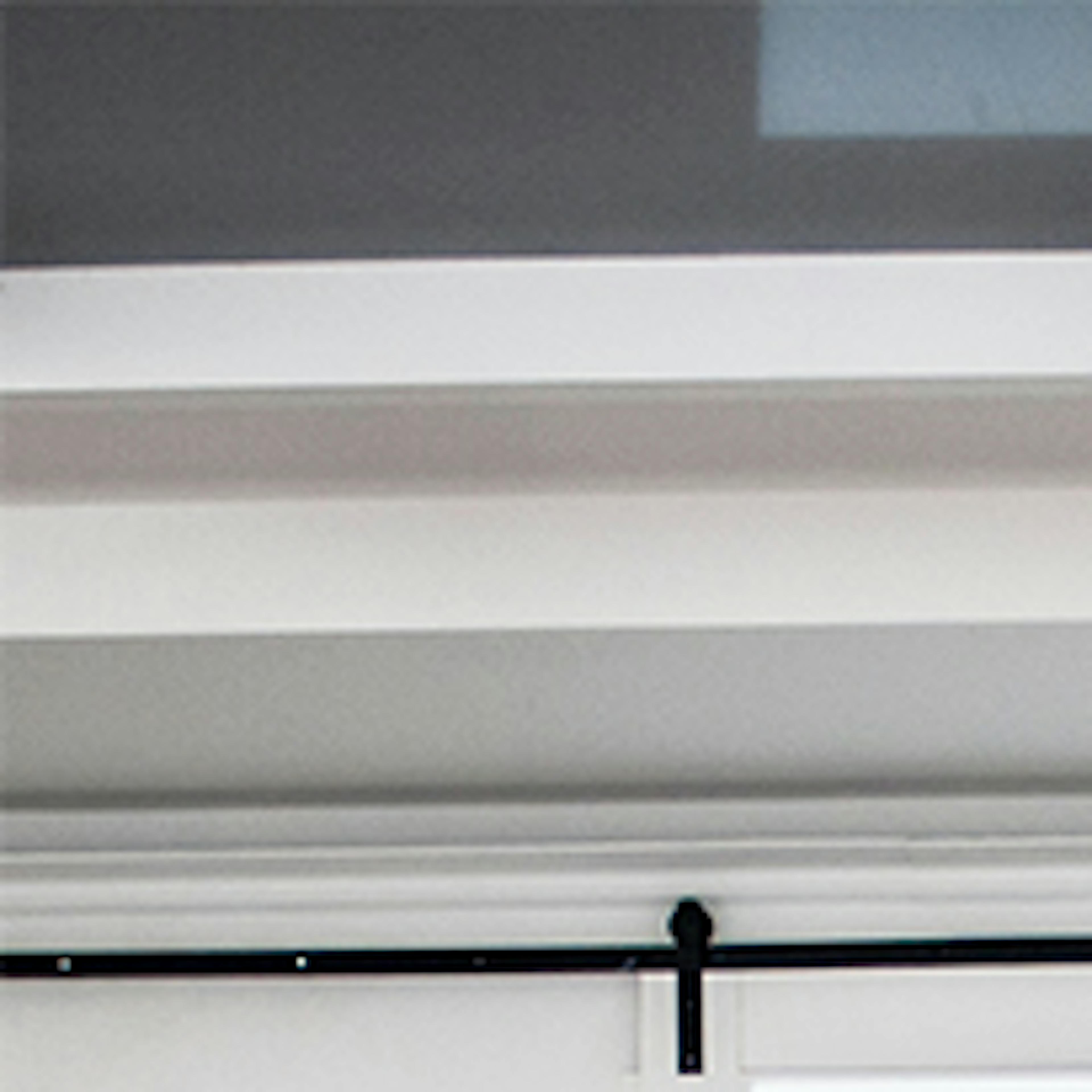 grandes portes coulissantes blanches à deux vantaux avec verre dans l'agencement d'une salle de bal