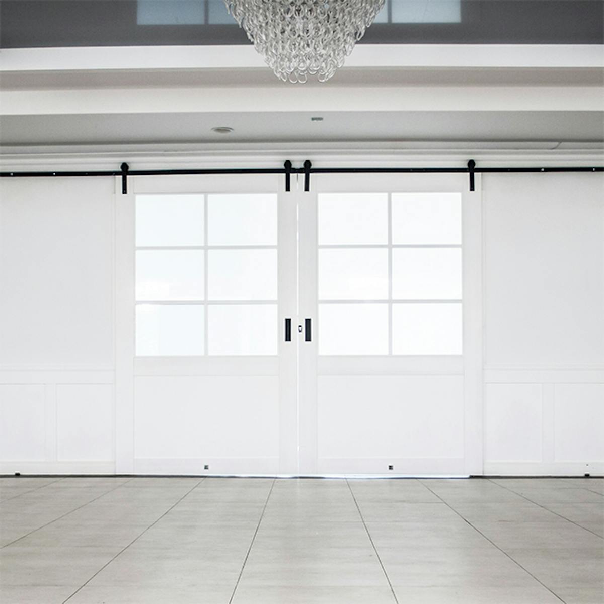 drzwi przesuwne duże, drzwi przesuwne dwuskrzydłowe, drzwi przesuwne z szybą, drzwi przesuwne białe, drzwi drewniane białe z szybą, wejście do sali balowej, kryształowy żyrandol