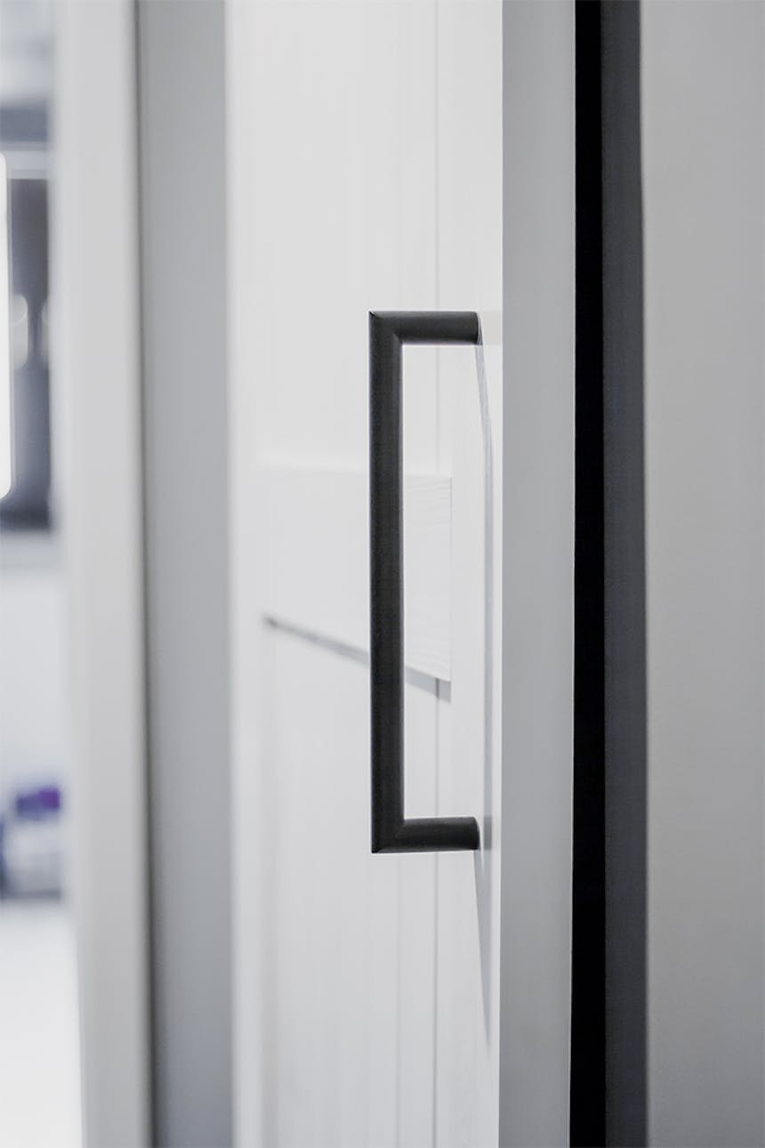 weiße Schiebetür, Schiebetürgriff, beidseitig Griff