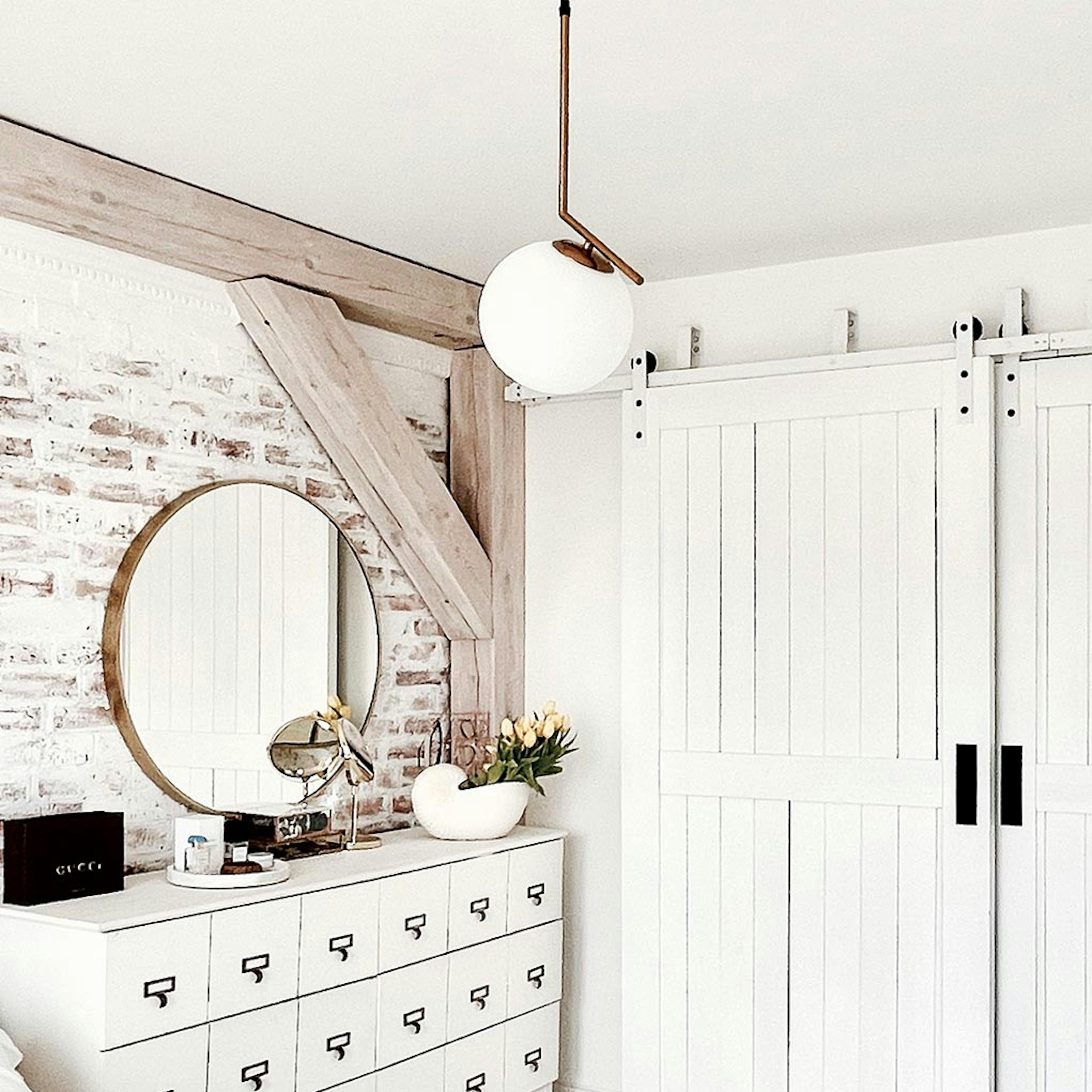portes coulissantes blanches à deux vantaux avec un système de coulissement blanc dans un agencement de chambre de style rustique