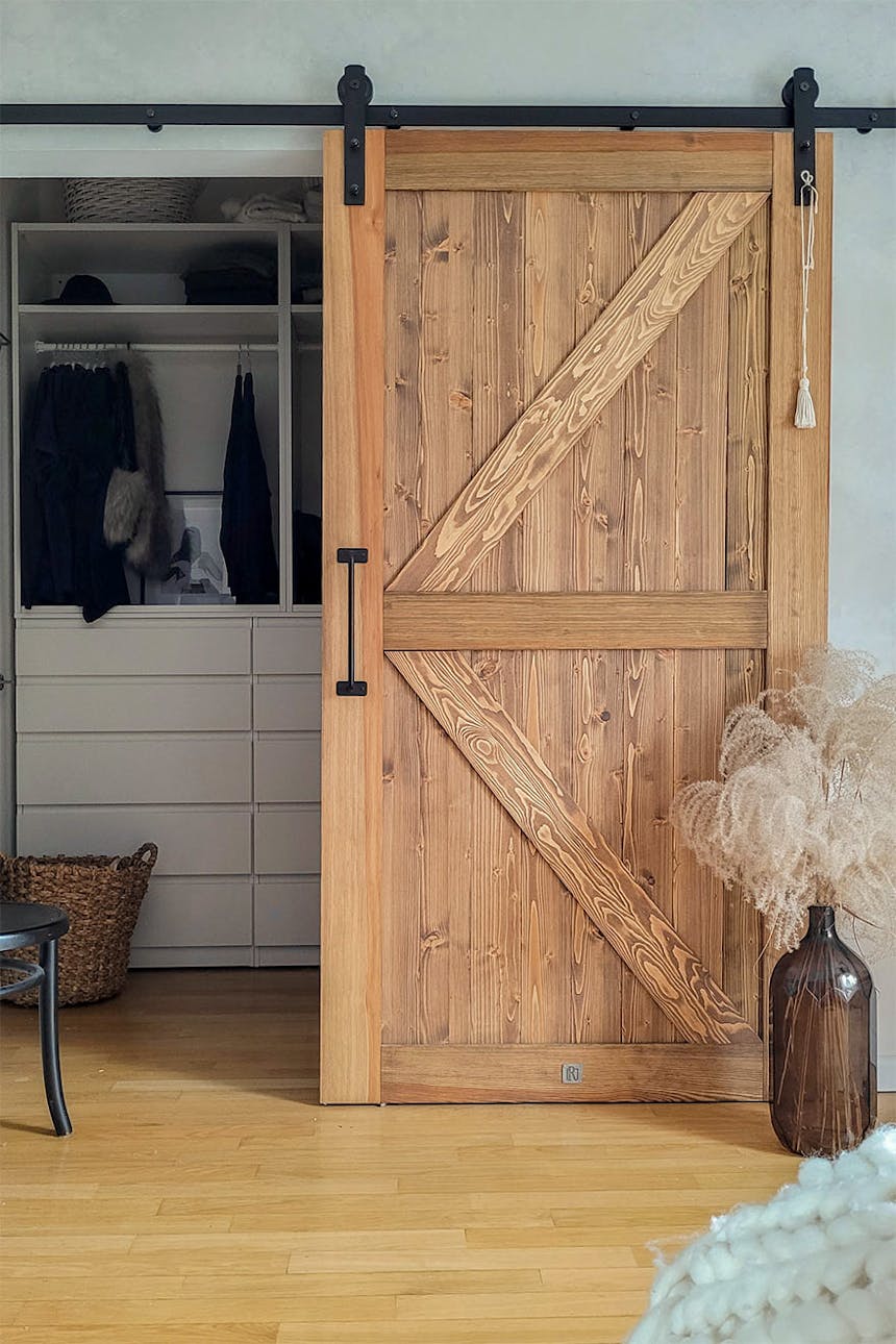 Schiebetüren aus Massivholz im Eingang zum Ankleidezimmer