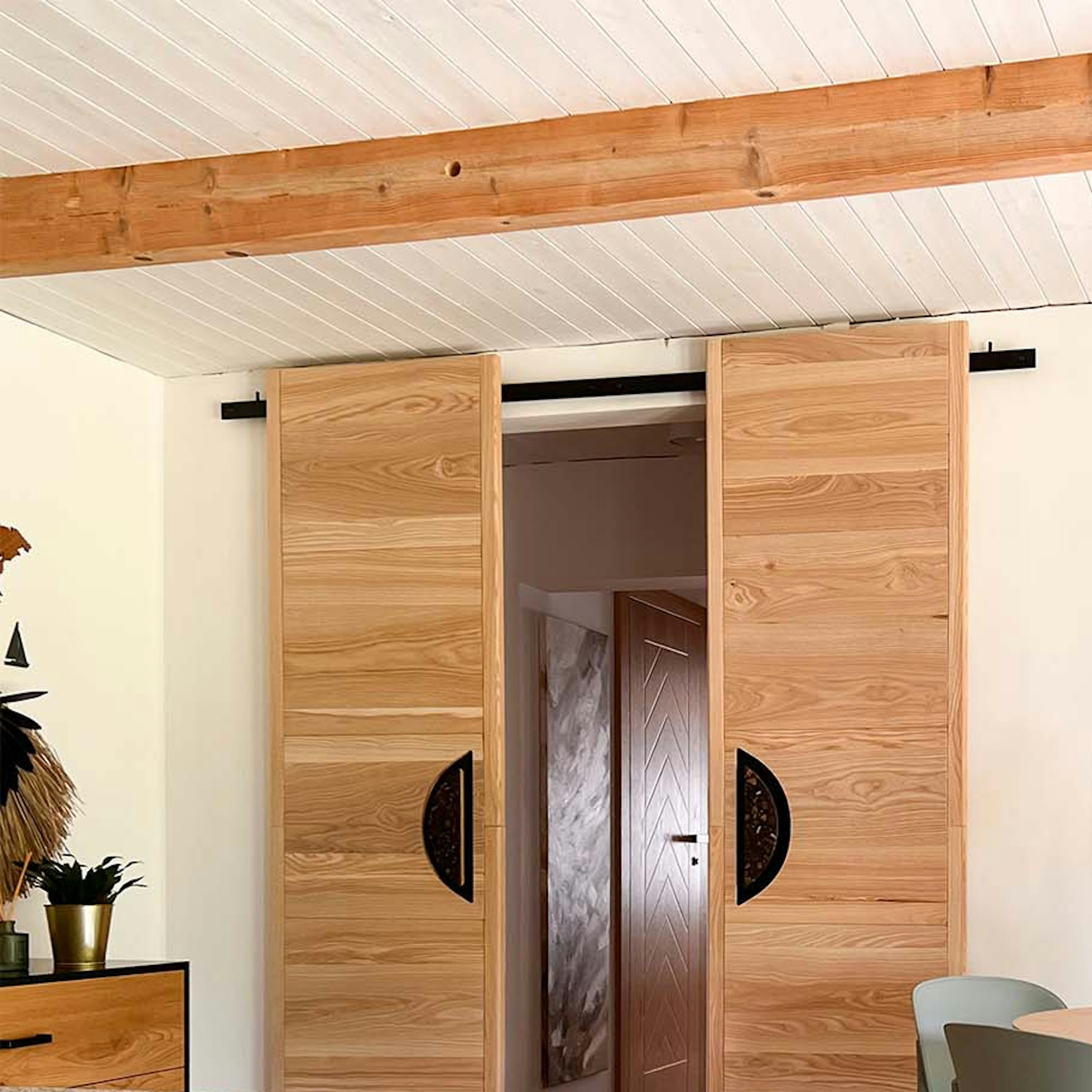 intérieur d'une chambre d'hôtes confortable décorée dans des tons naturels de terre