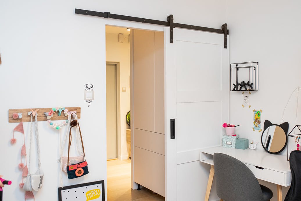 porte coulissante blanche dans la chambre des filles