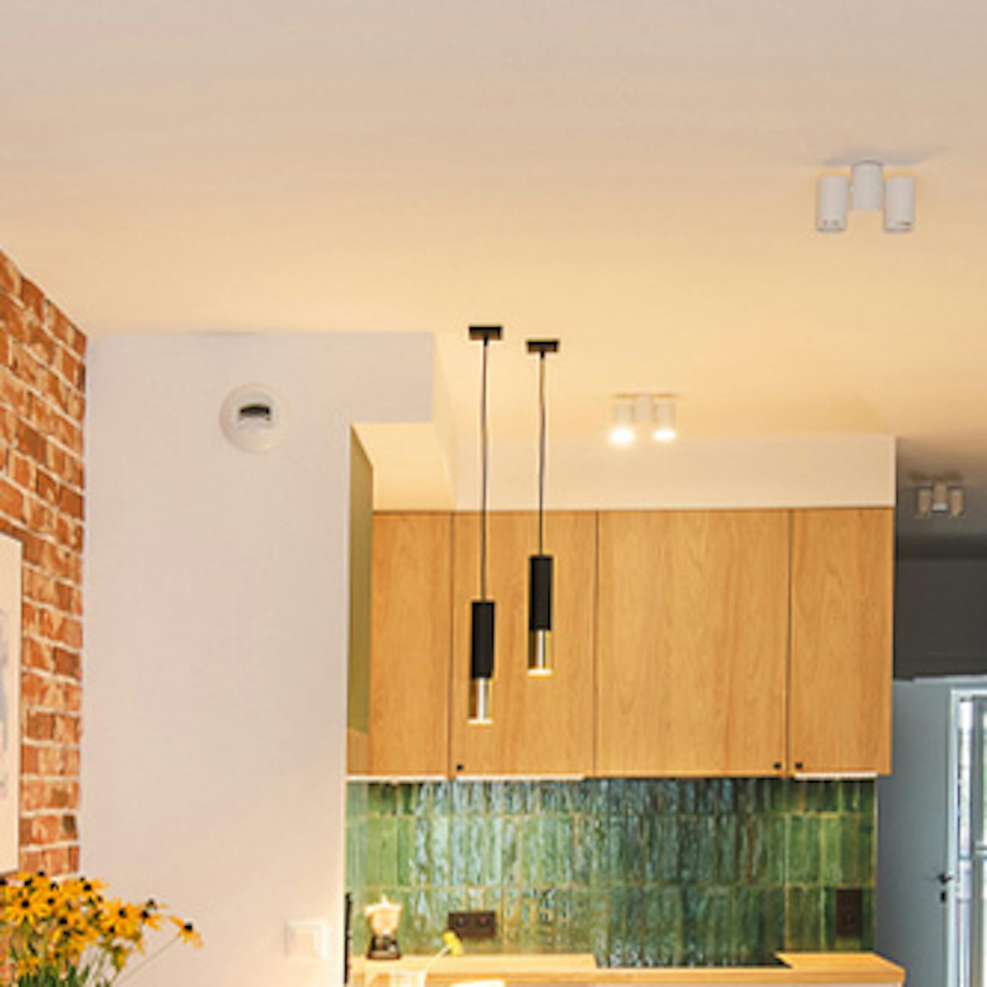un séjour avec coin cuisine séparé de la chambre par une porte coulissante turquoise