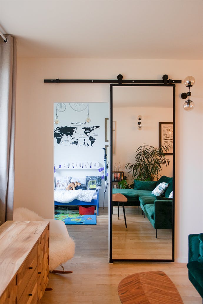 porte coulissante industrielle avec miroir dans un cadre en métal