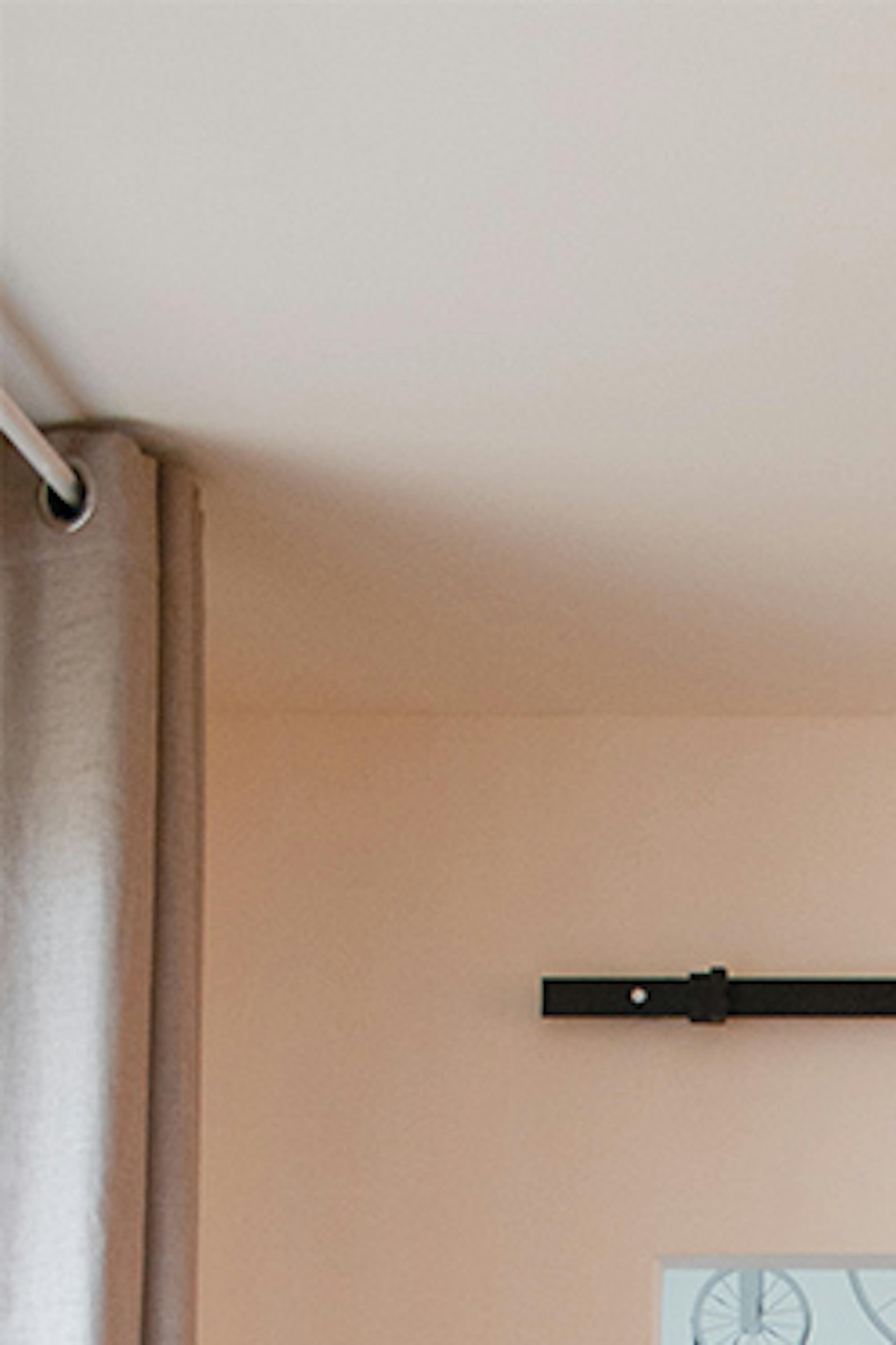 porte coulissante industrielle avec miroir dans un cadre en métal
