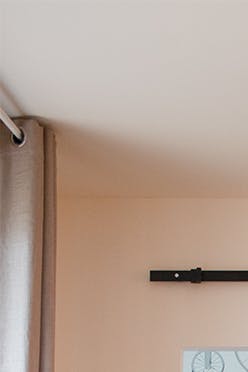 porte coulissante industrielle avec miroir dans un cadre en métal
