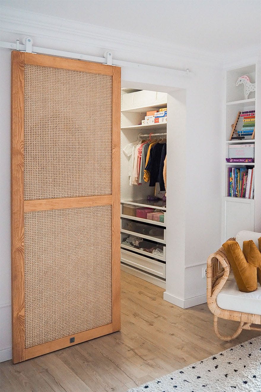 portes coulissantes en rotin pour une petite armoire