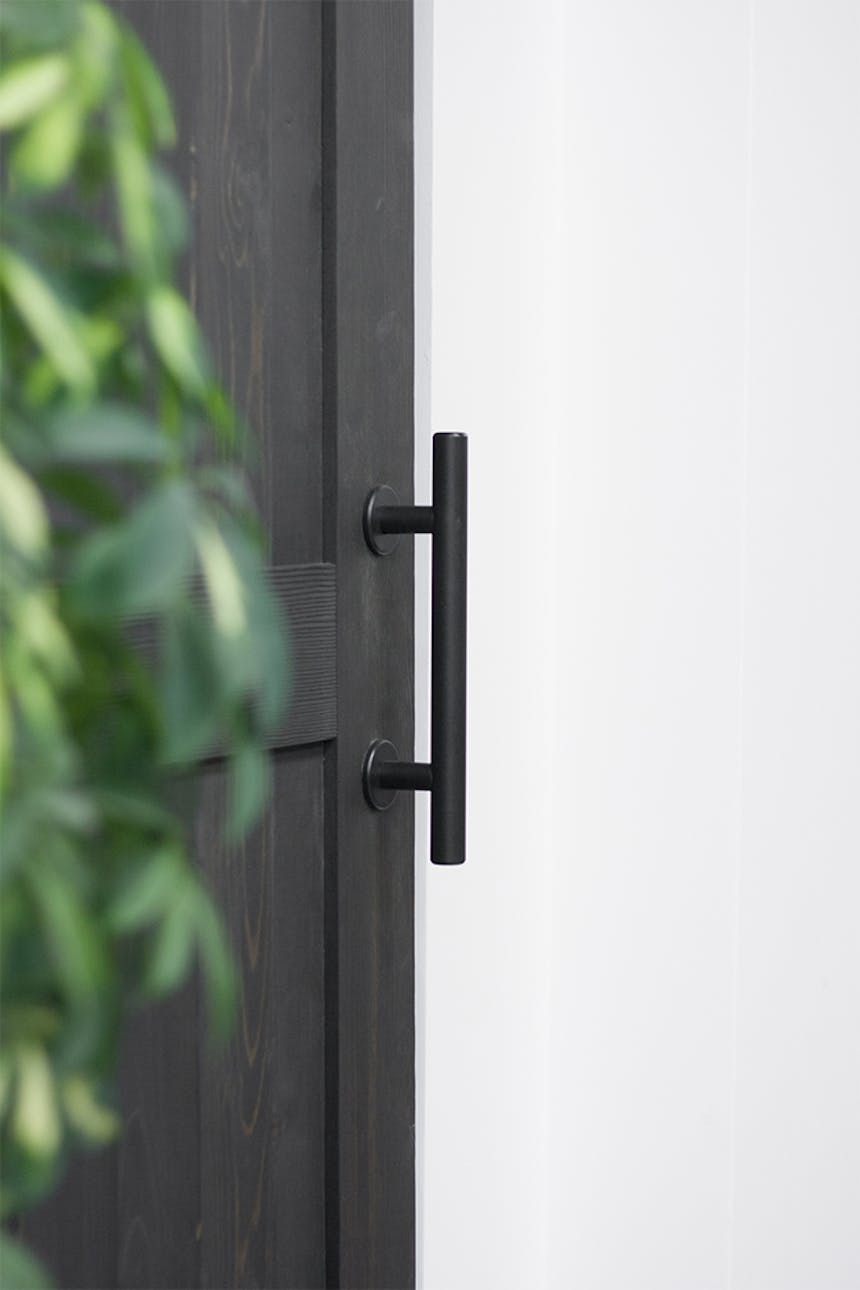 klamka do drzwi przesuwnych, pochwyt do drzwi przesuwnych, czarne drzwi przesuwne, drzwi przesuwne drewniane