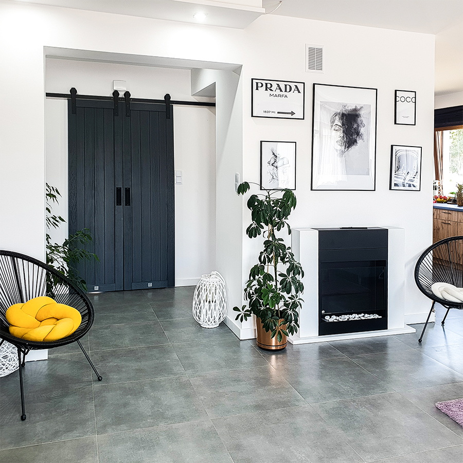 Antracytowe drzwi drewniane w przedsionku w nowoczesnym domu