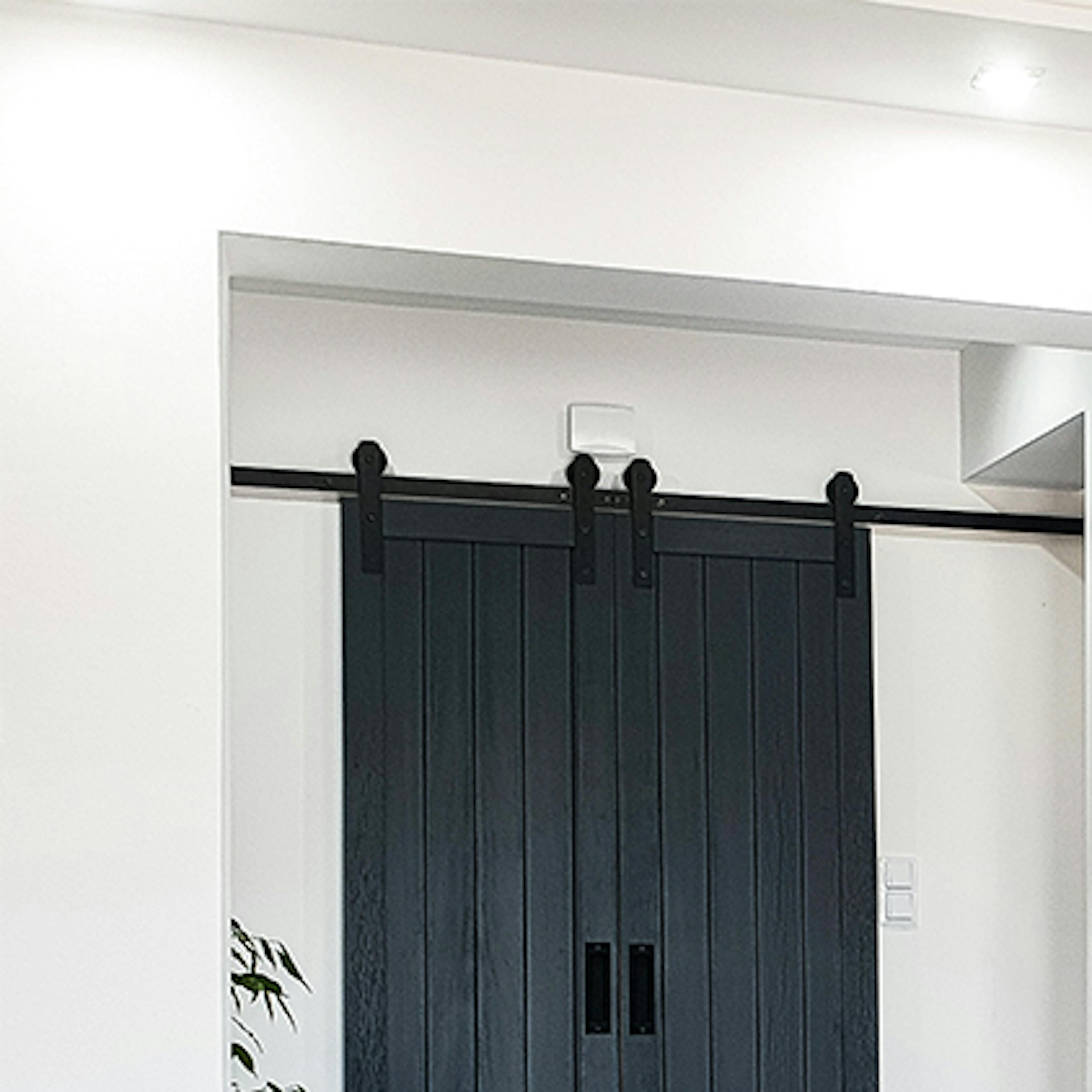 porte coulissante étroite à deux vantaux fermant le vestibule