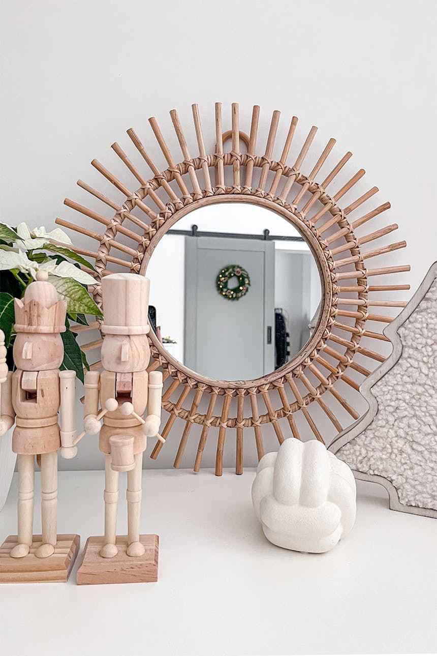 dekoracyjne figurki i ozdobne lustro stojące na toaletce