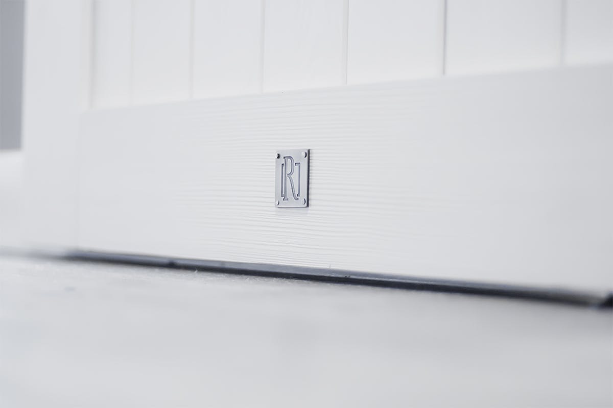 weiße Schiebetür, Holz tief gebürstet,