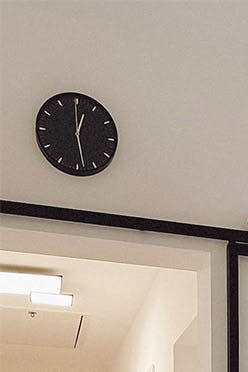 Portes coulissantes en verre fermant le couloir et séparant l'espace de vie de l'intérieur