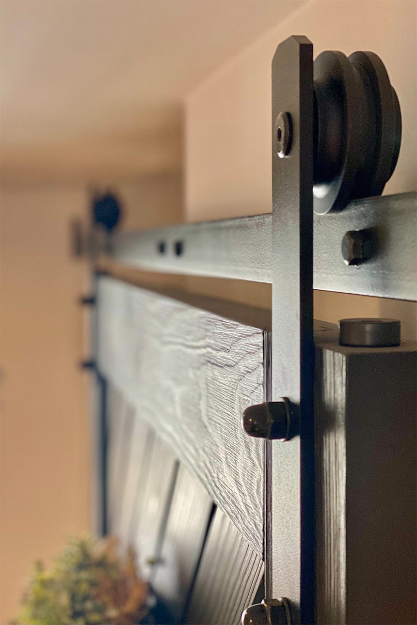 schwarzes Schiebesystem, schwarze Holzschiebetür, tief gebürstete Schiebetür