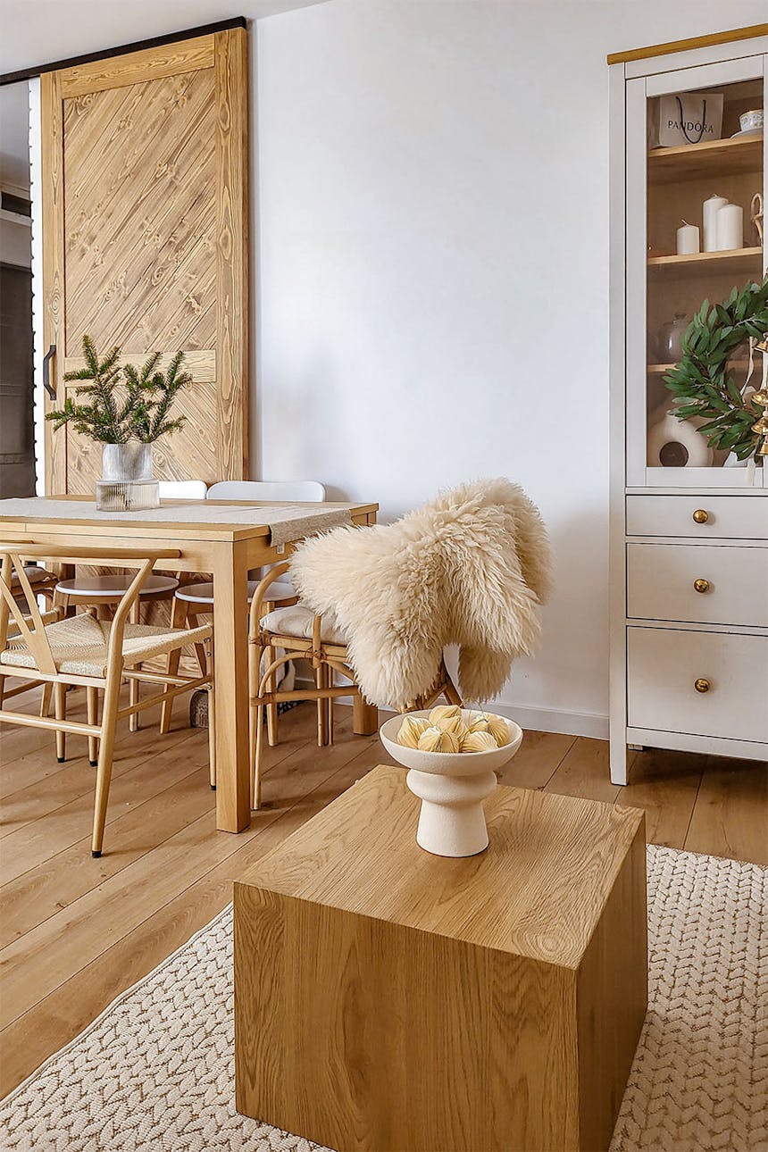 Couchtisch aus Holz auf einem beigen Teppich im Wohnzimmer